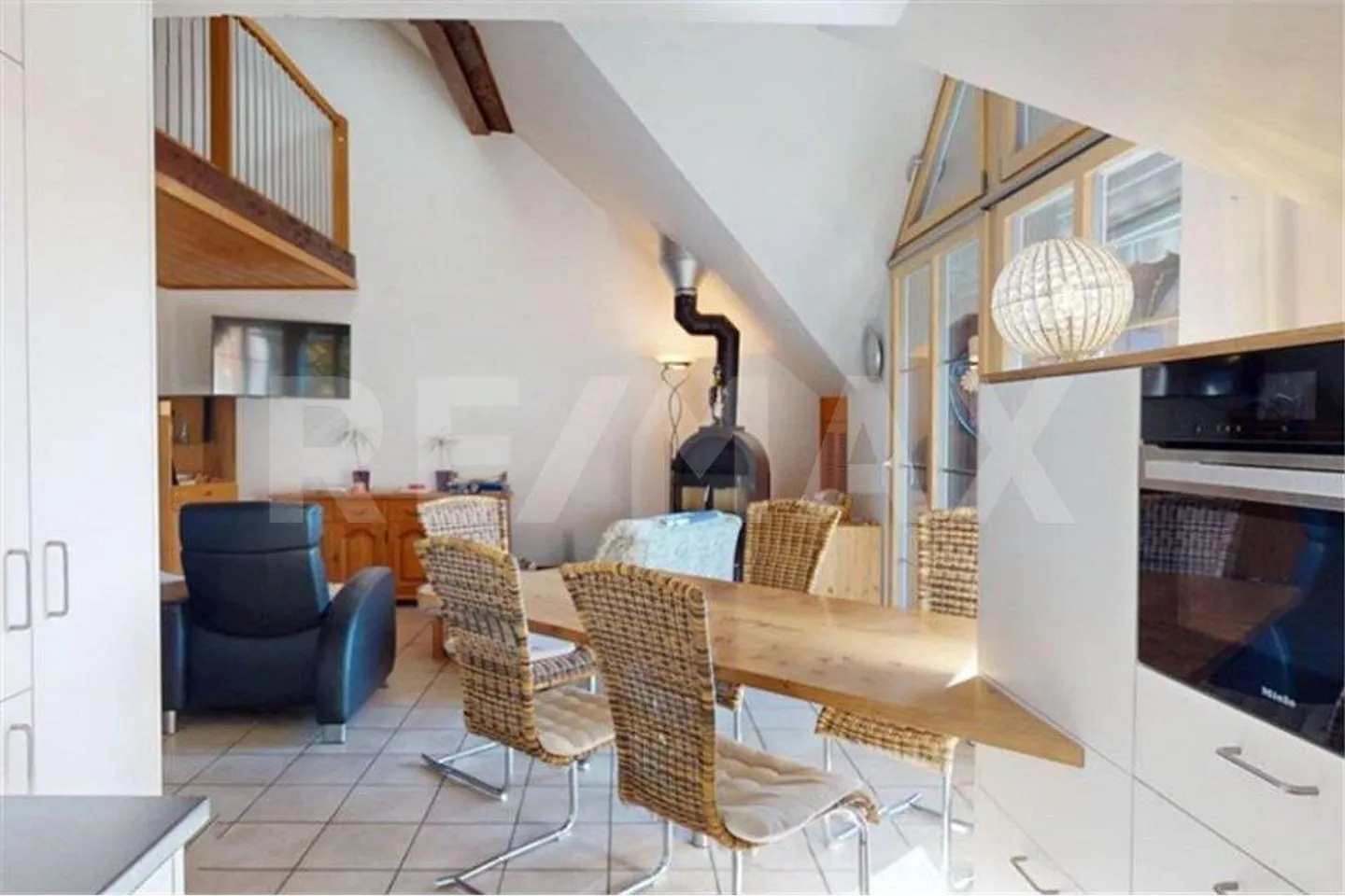 Loft familiare con galleria: affascinante maisonette per famiglie moderne - Foto 12 di 13