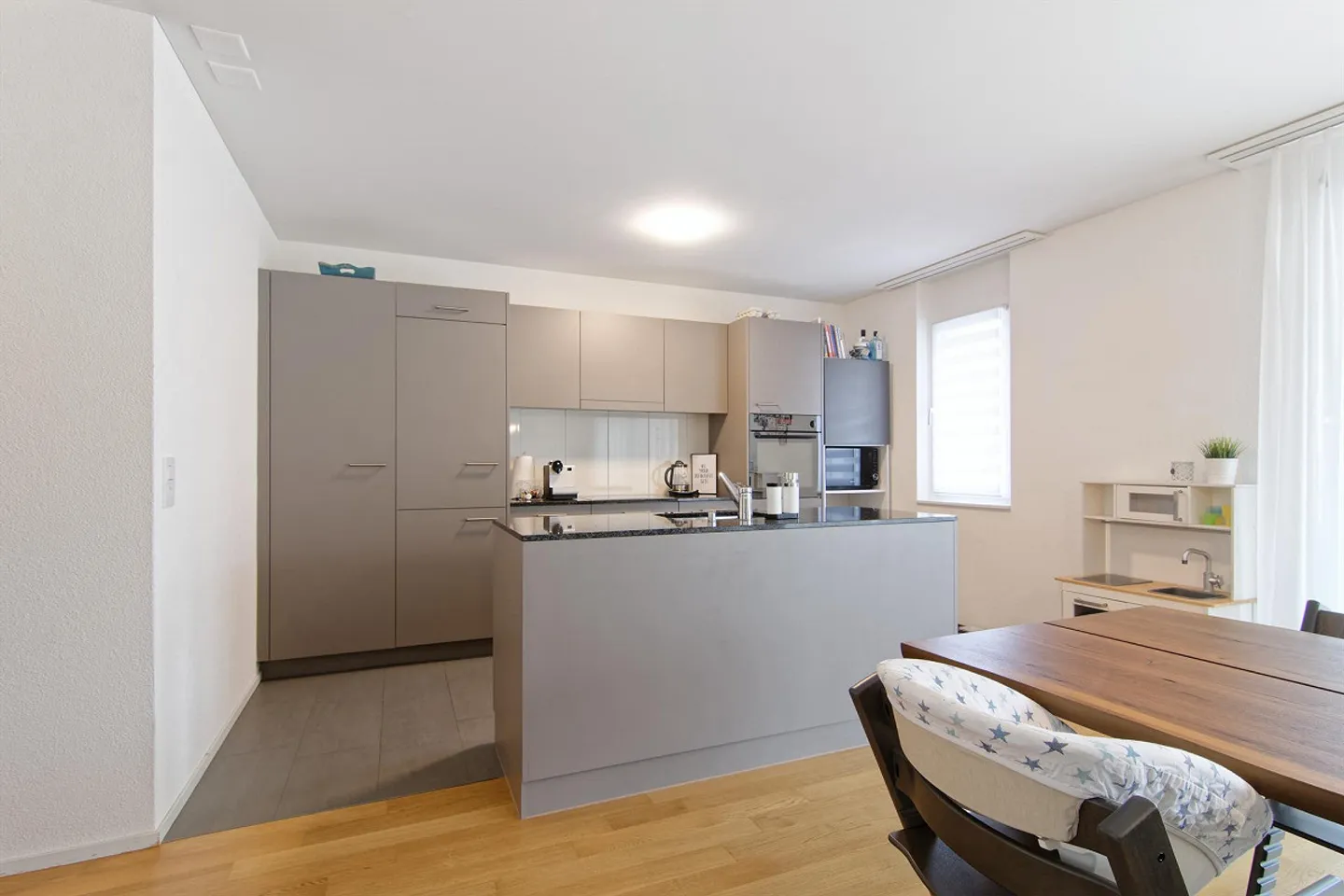 Appartement de 4,5 pièces avec grand balcon - Photo 4 sur 16