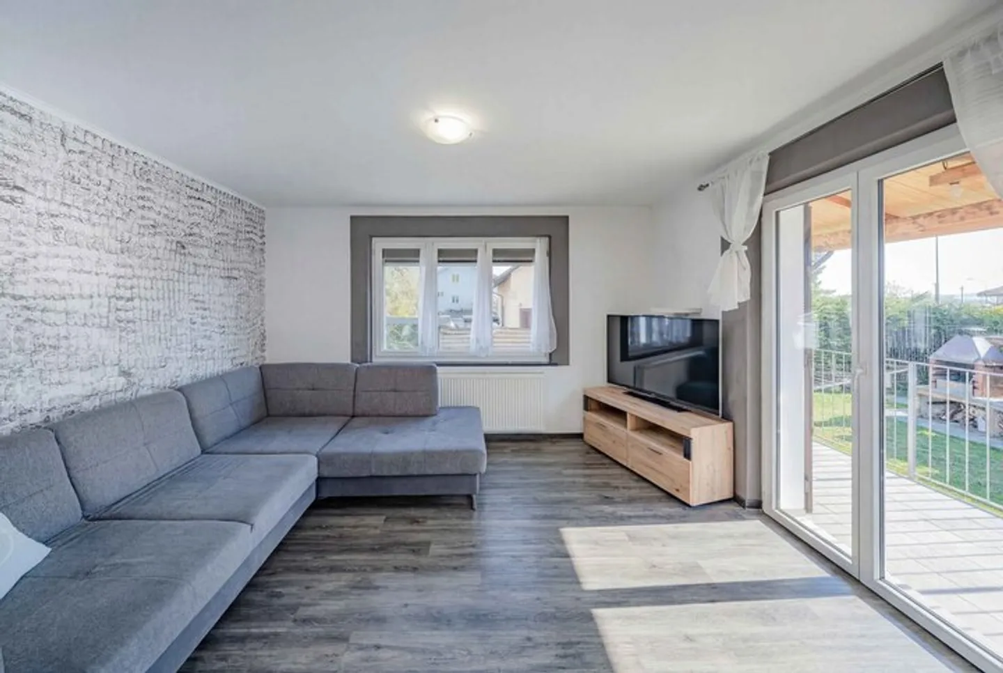 RARE OPPORTUNITY: DETACHED HOUSE - CENTRAL AND AFFORDABLE - Photo 2 of 9