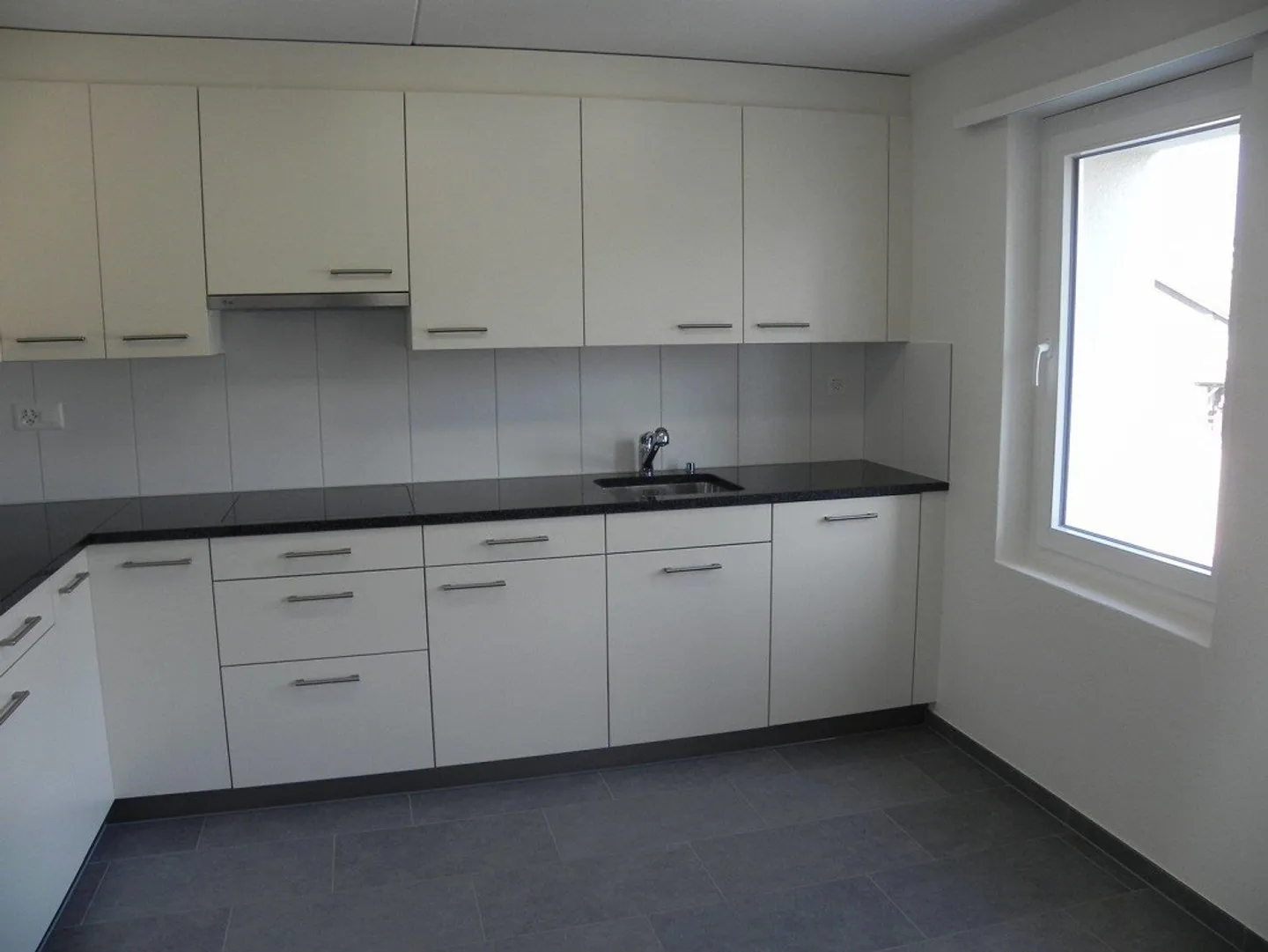 Appartement moderne et lumineux avec grand balcon - Photo 3 sur 9