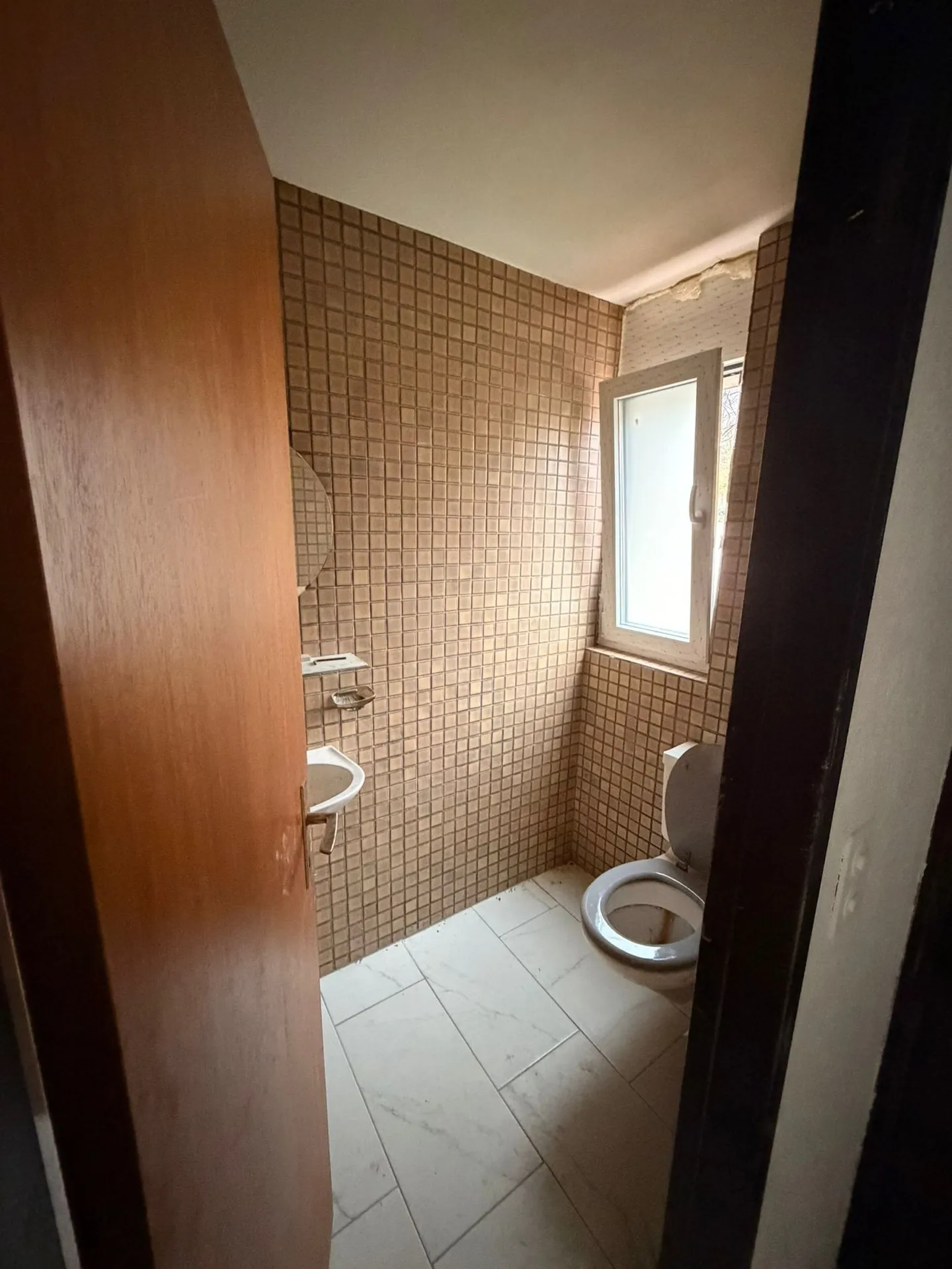 Modern 4.5 Room Villa with Garage and Terraces in Delémont - Photo 4 of 17