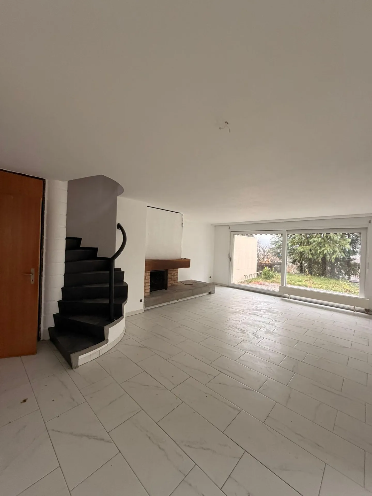 Modern 4.5 Room Villa with Garage and Terraces in Delémont - Photo 6 of 17