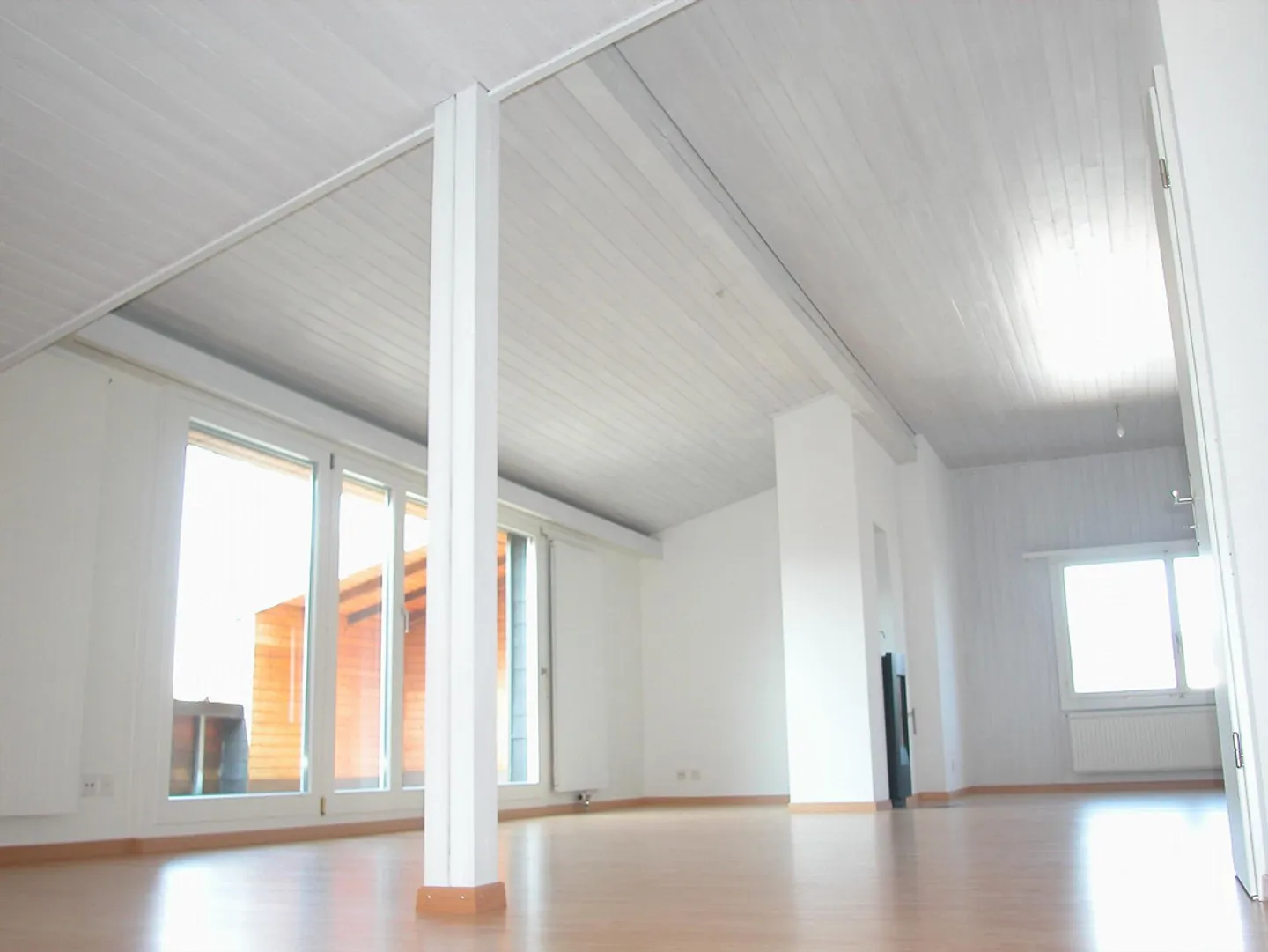 Appartement lumineux de 3,5 pièces dans les combles - Photo 4 sur 12