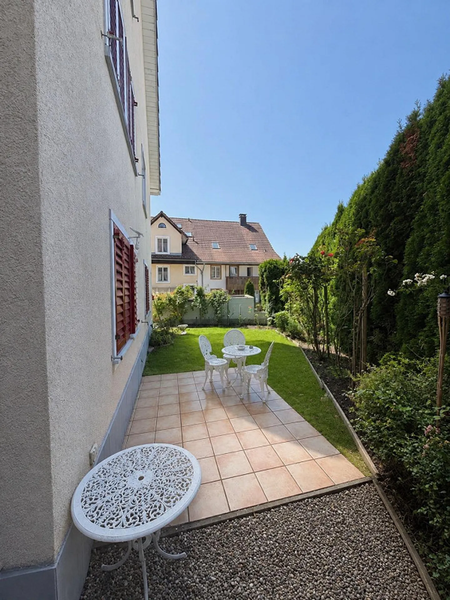 Appartement de jardin 3,5 pièces de rêve avec oasis privée et studio - Photo 2 sur 11