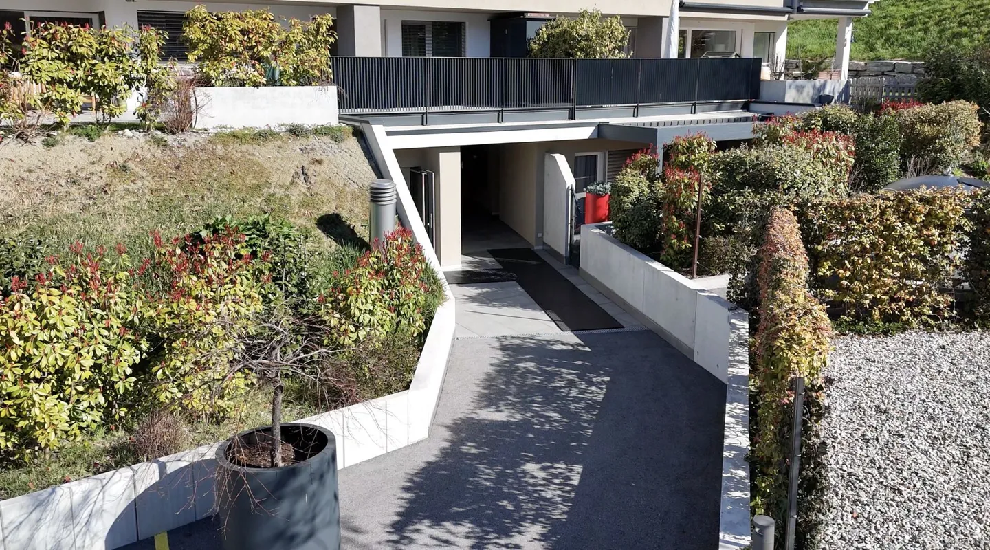 NEW COMMERCIAL SPACE IN SION IN THE CHARMING PLATTA DISTRICT - Photo 2 of 5