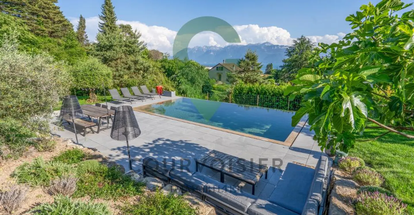 Sublime contemporary villa with panoramic view and mirror pool - Photo 2 of 11