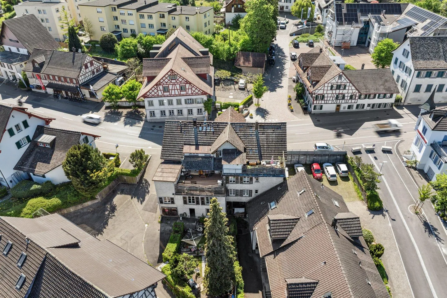 Un bellissimo pezzo di architettura del villaggio svizzero - Foto 2 di 4