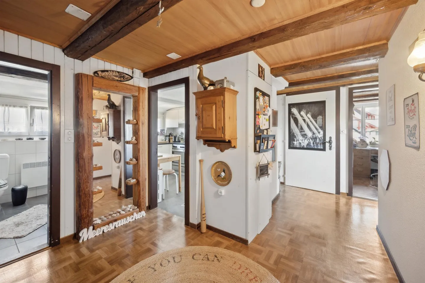 Un bellissimo pezzo di architettura del villaggio svizzero - Foto 4 di 4