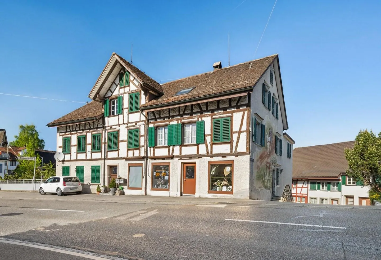Un bellissimo pezzo di architettura del villaggio svizzero - Foto 1 di 4