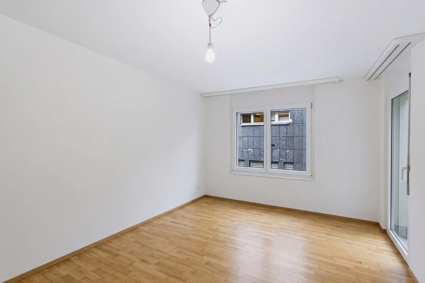 Interesting 2.5-room apartment in a sought-after residential area - Photo 3 of 8
