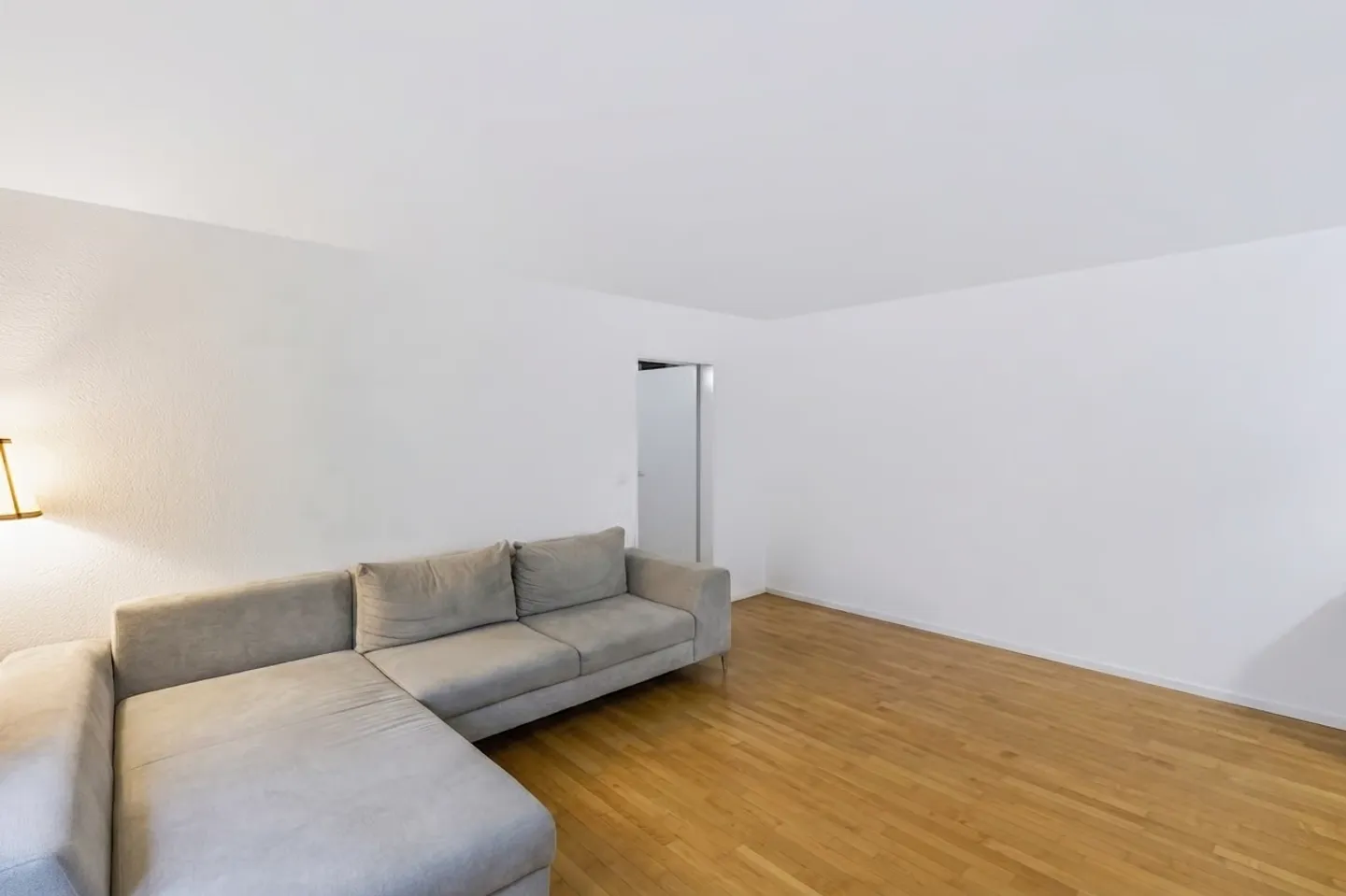 Interesting 2.5-room apartment in a sought-after residential area - Photo 2 of 8
