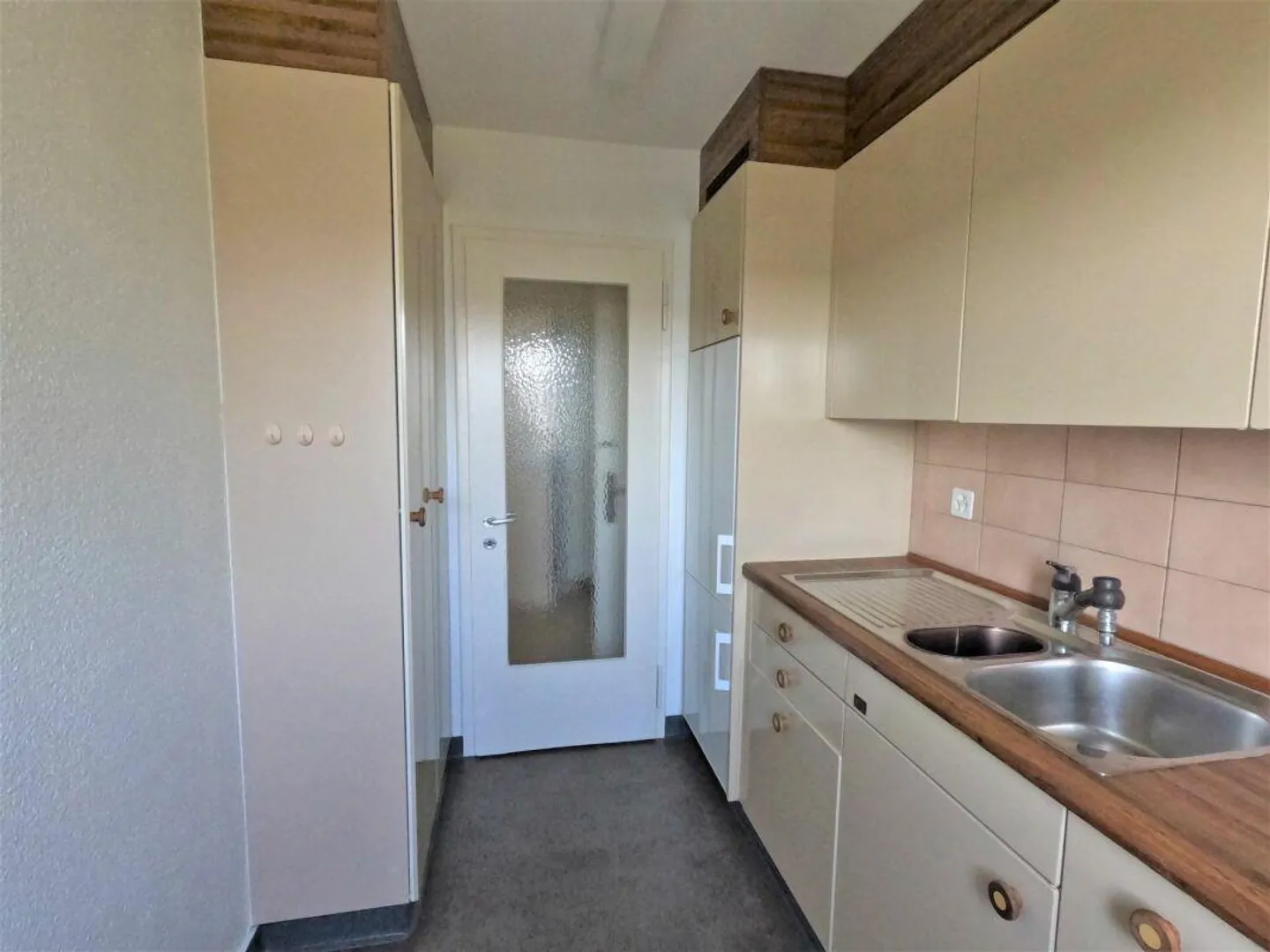 Ampio e luminoso appartamento con 4 stanze vicino al centro. Senza balcone - Foto 3 di 11