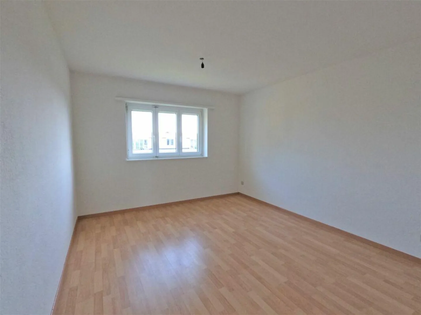 Ampio e luminoso appartamento con 4 stanze vicino al centro. Senza balcone - Foto 7 di 11