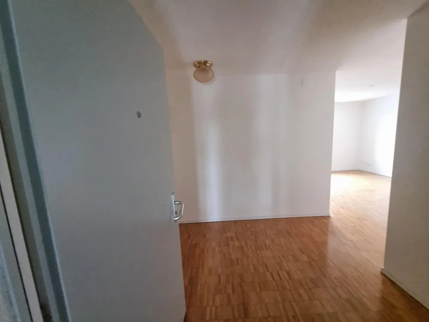 Spacious, cozy 2.5 room apartment for rent in trendy neighborhood available immediately. - Photo 2 of 5