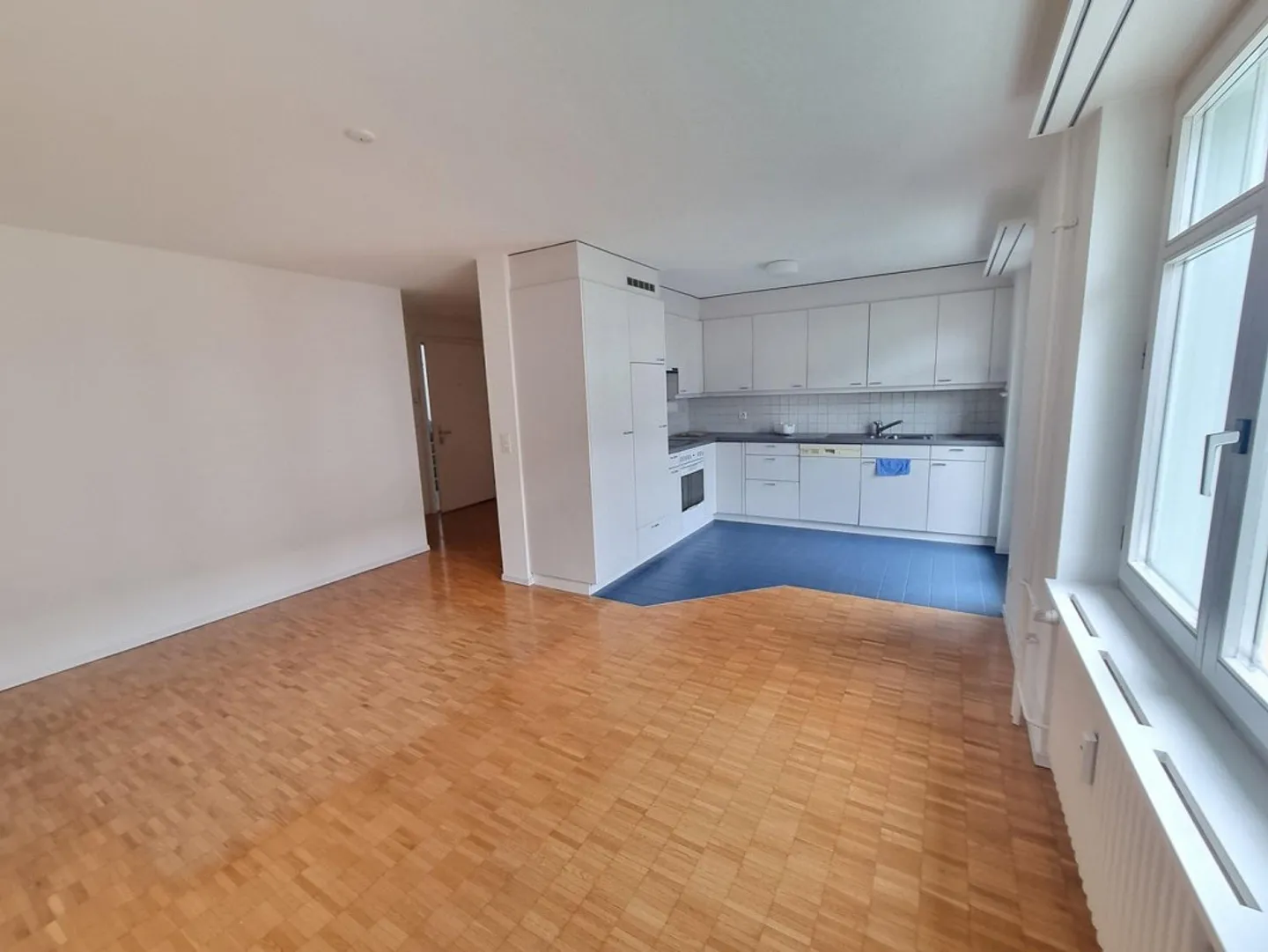 Spacious, cozy 2.5 room apartment for rent in trendy neighborhood available immediately. - Photo 4 of 5