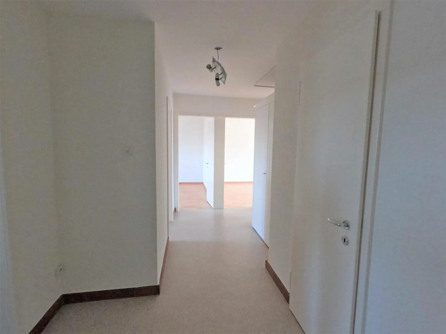 Ampio e luminoso appartamento con 4 stanze vicino al centro. Senza balcone - Foto 11 di 11