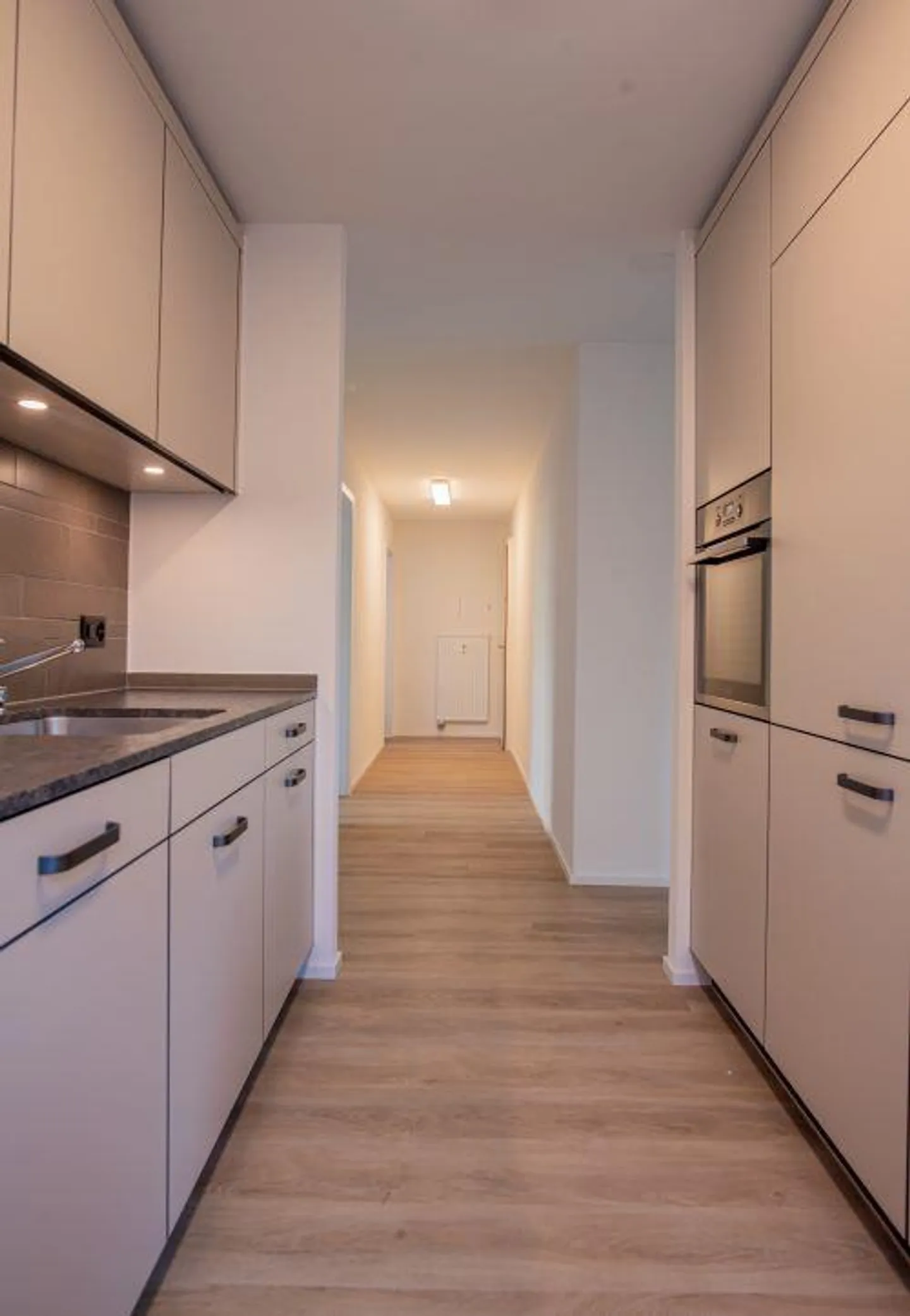 Appartamento ristrutturato con balcone soleggiato a Bienne - Foto 6 di 10