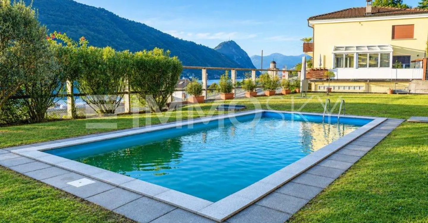 A charming lakeside retreat - Photo 1 of 5
