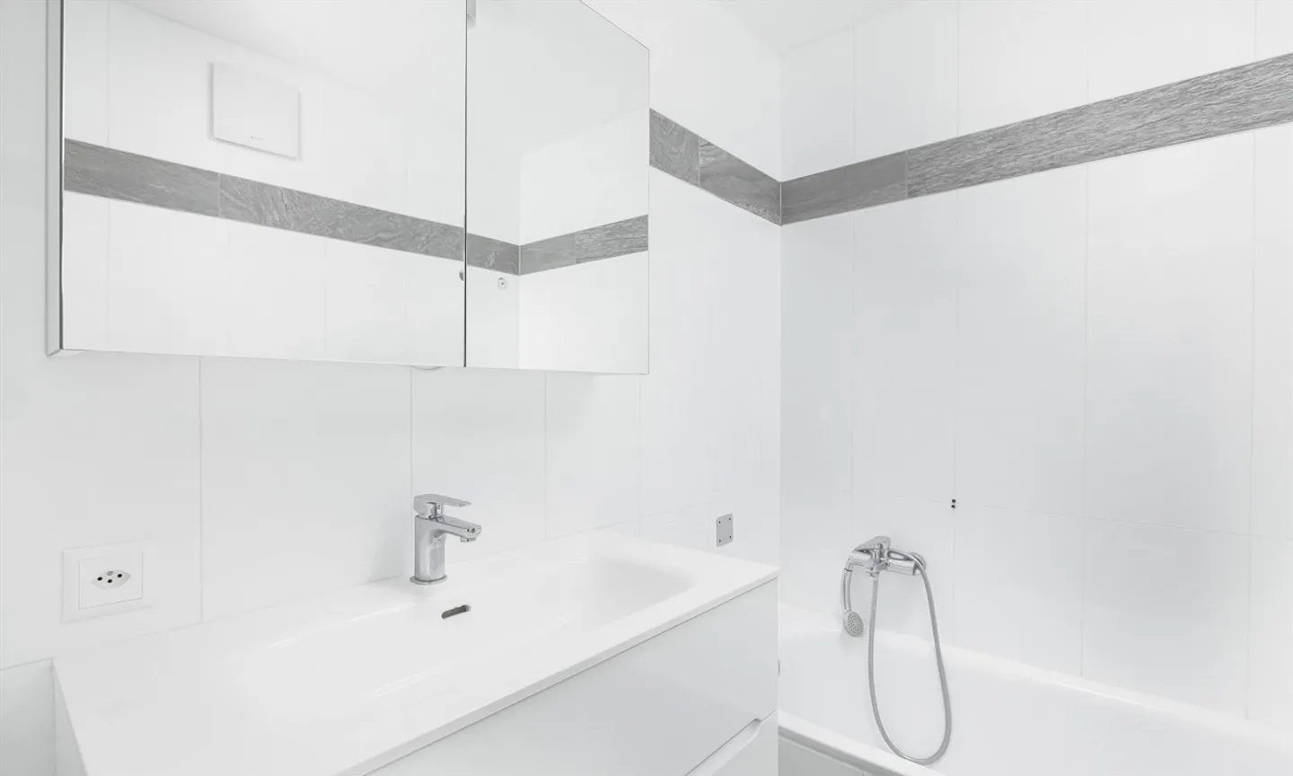 BRIGHT AND MODERN 3.5-ROOM APARTMENT WITH GARAGE IN CADRO - Photo 5 of 9