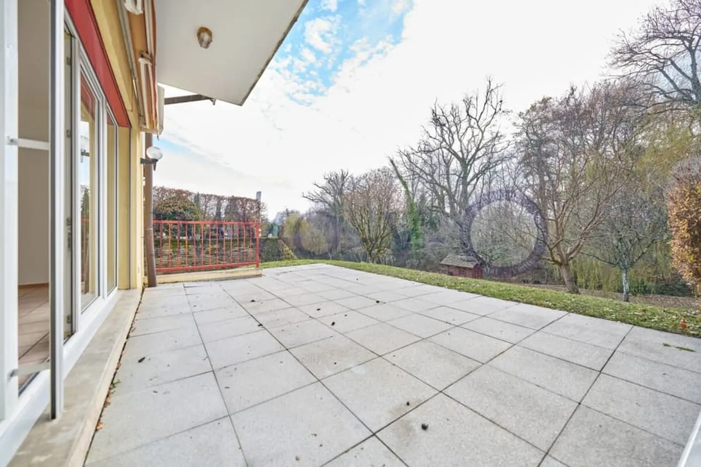 SPACIOUS WITH LARGE GARDEN IN A QUIET AREA - Photo 2 of 11