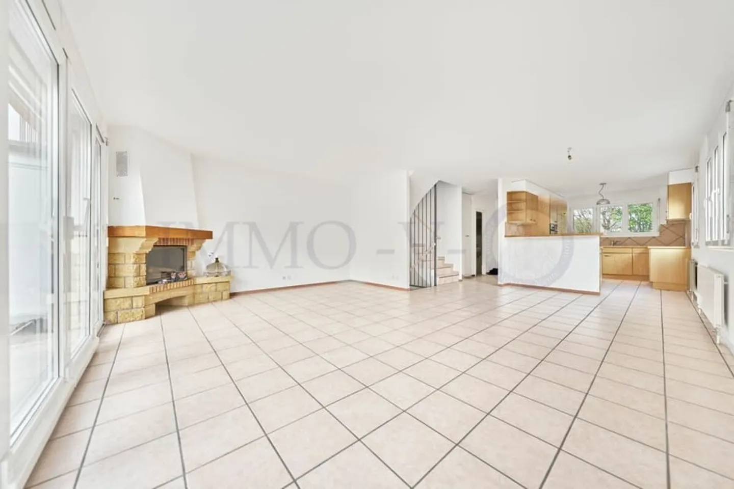 SPACIOUS WITH LARGE GARDEN IN A QUIET AREA - Photo 3 of 11