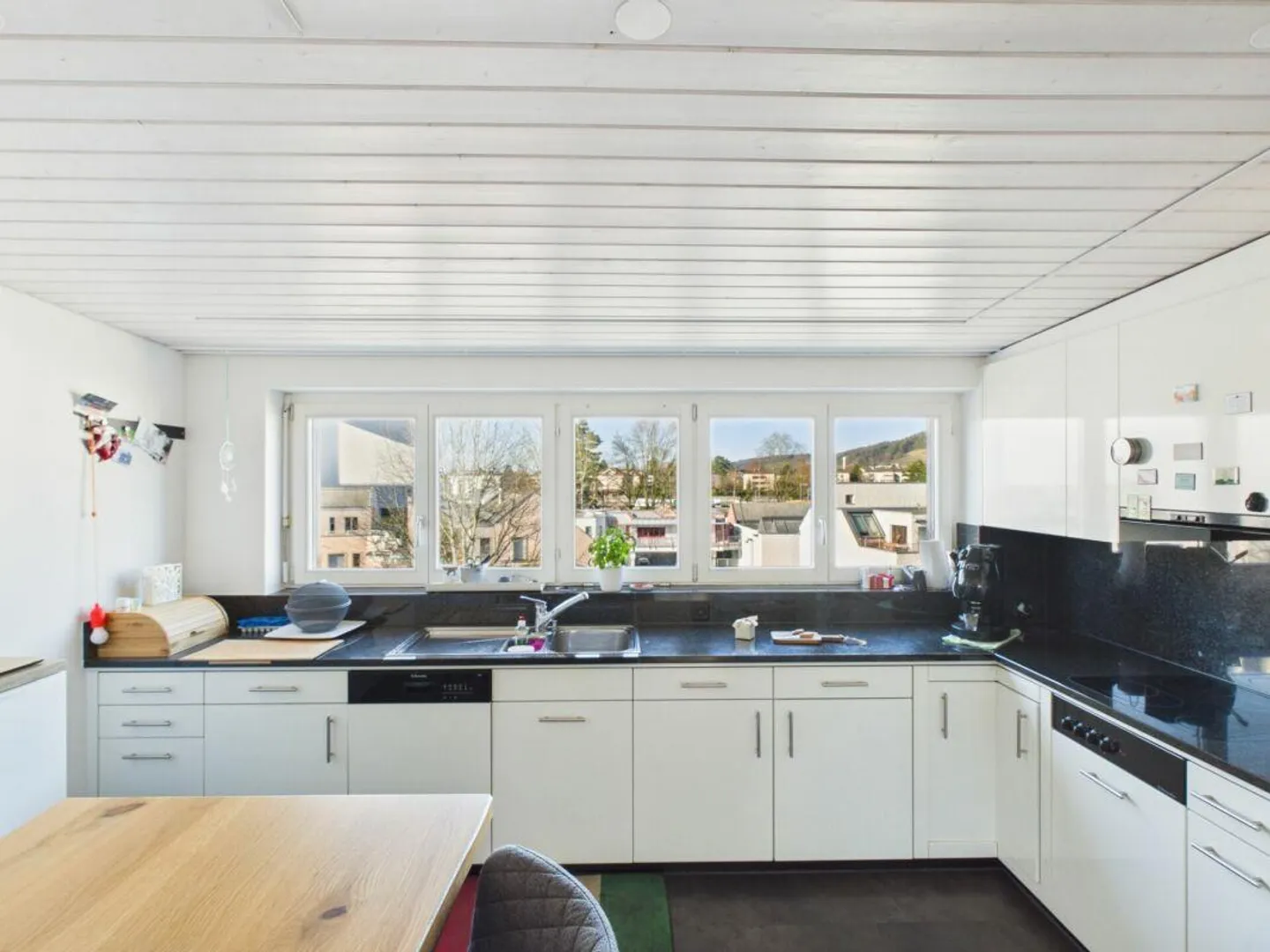 Dreamlike 4.5-Room Penthouse Apartment in Prime Location - Photo 12 of 20