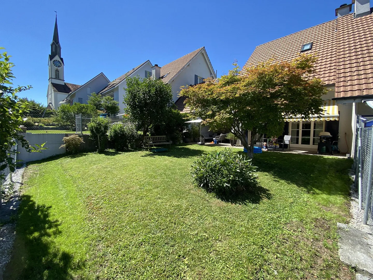 Casa bifamiliare per famiglie di 5,5 stanze con giardino in un quartiere tranquillo - Foto 3 di 26