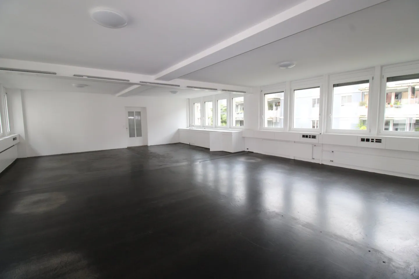 Emplacement calme au centre-ville - Photo 1 sur 6