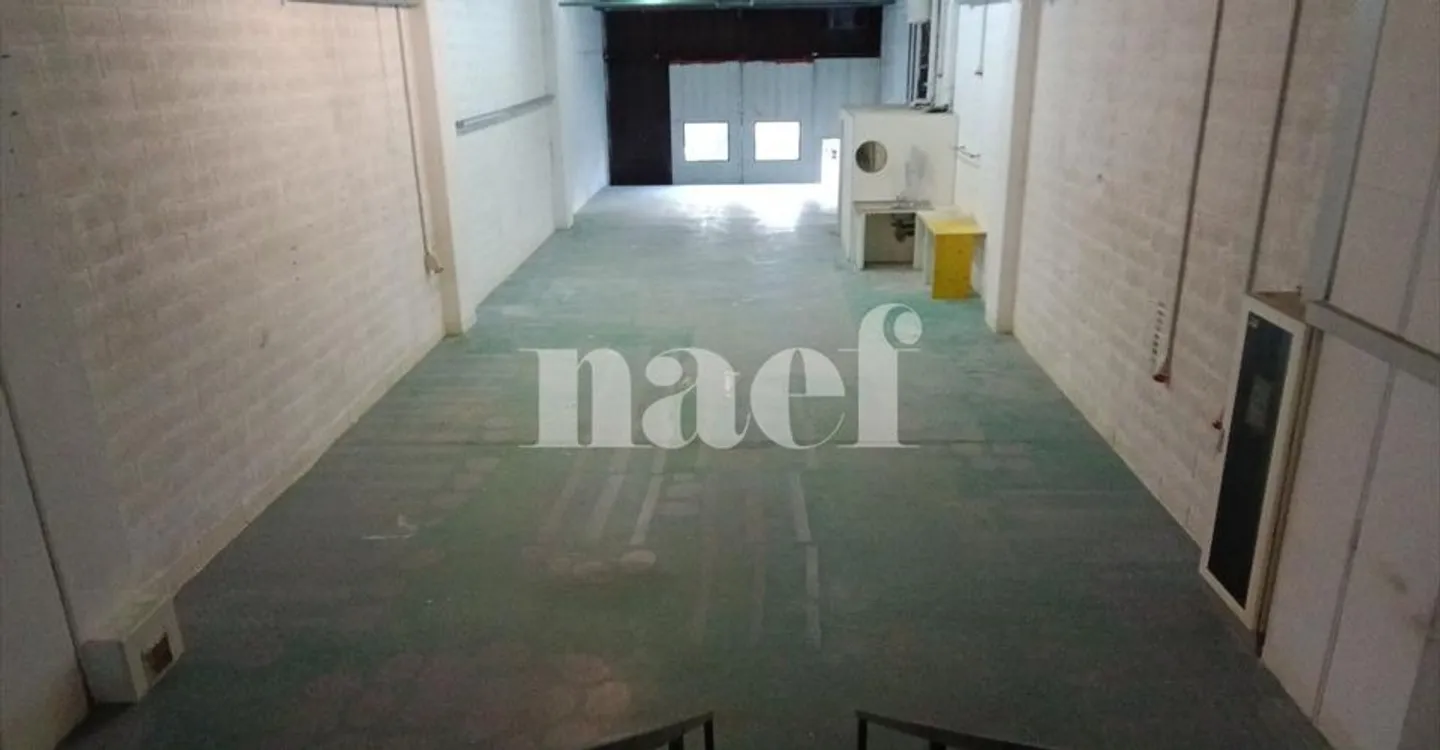 Mixed-use building for rent - Photo 2 of 8