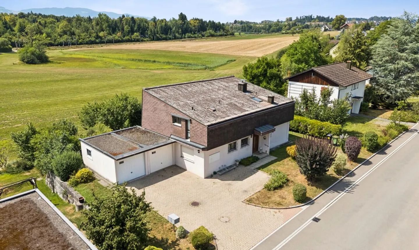 Versatile two-family house with unobstructed panoramic view - Photo 3 of 11