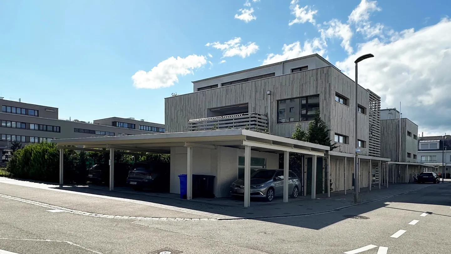 Moderne 4.5-Zimmer-Maisonettewohnung mit Terrasse und eigenem Garten - Foto 27 von 27