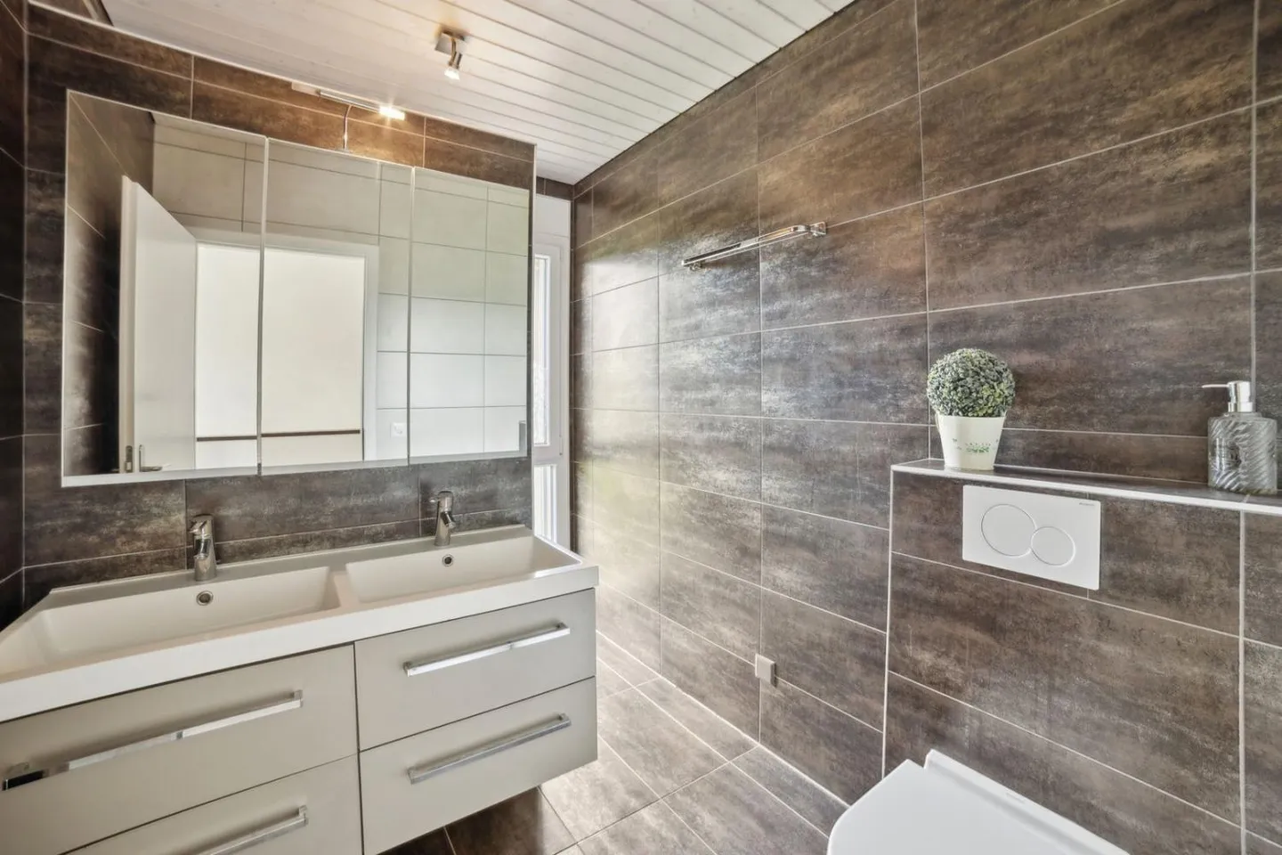 Magnificent Detached Villa for Sale in La Chaux-de-Fonds - Photo 9 of 10