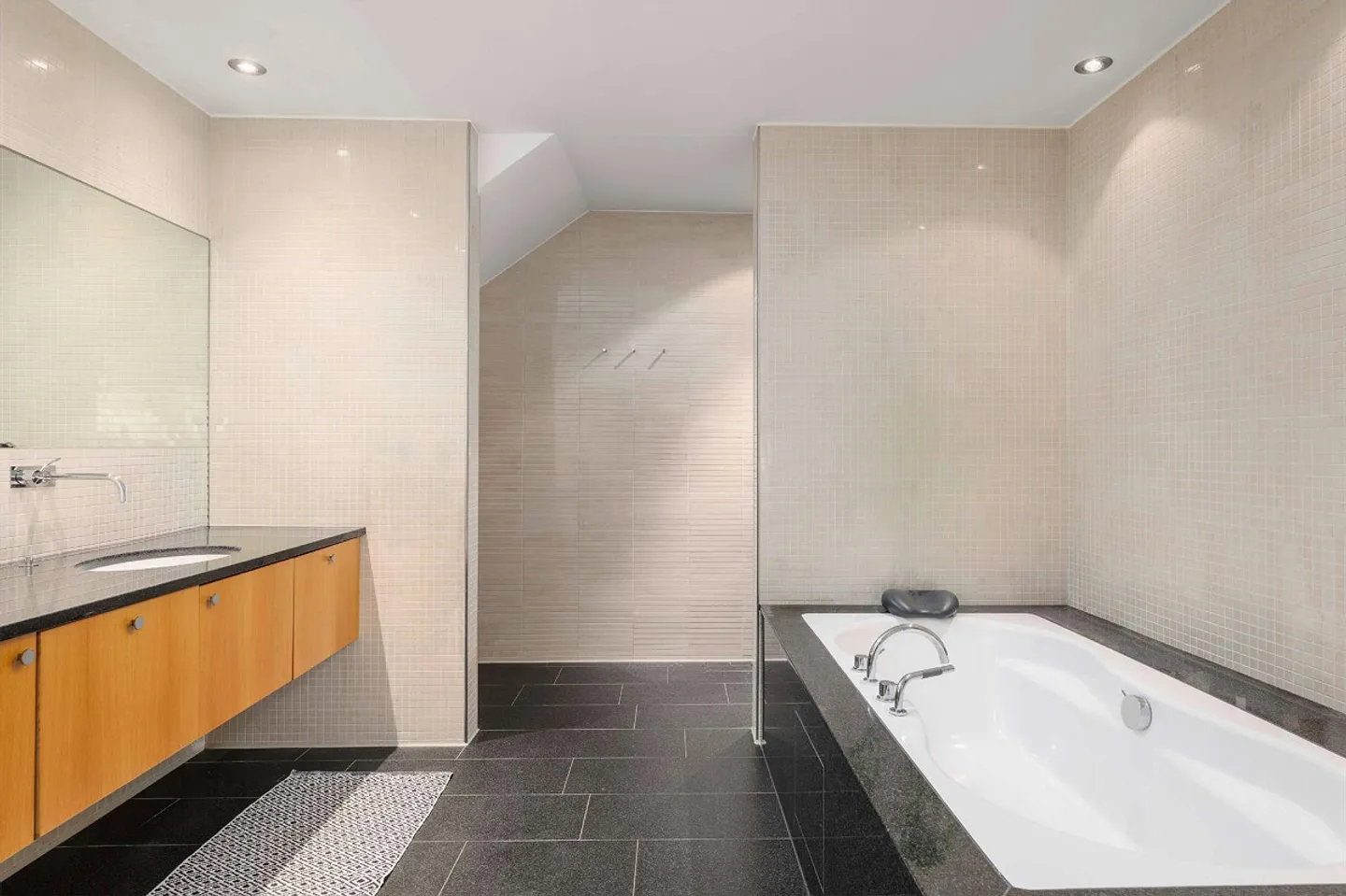 Hell. Unique. Generous. - Photo 6 of 8