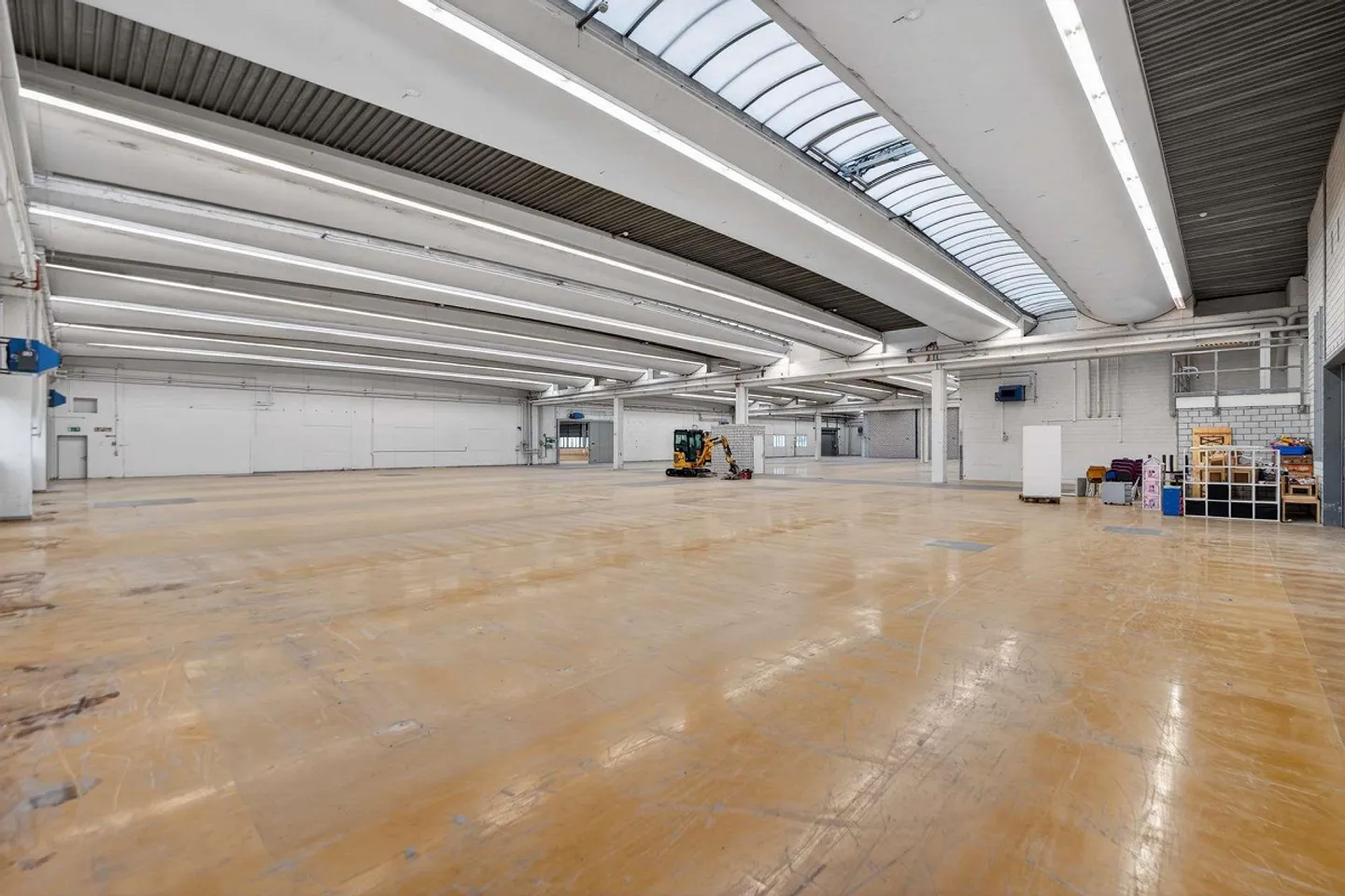 Complete logistics hall including PP and location area in the basement - Photo 2 of 13