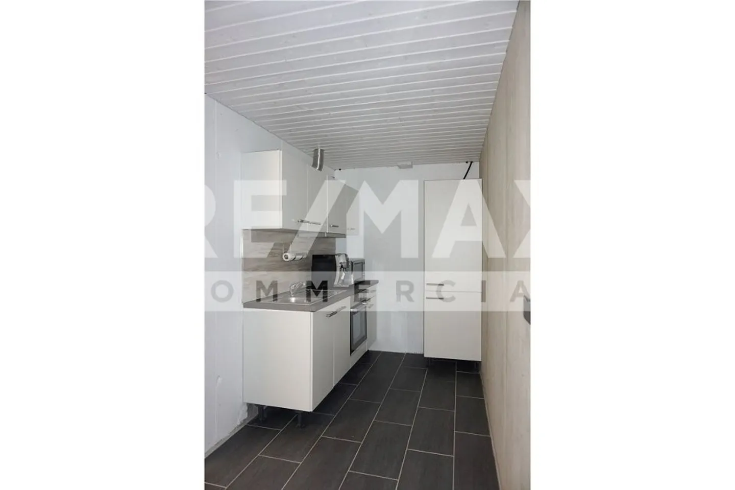 Fully Equipped Commercial Space in Murten - Retail/Practice - Photo 2 of 7