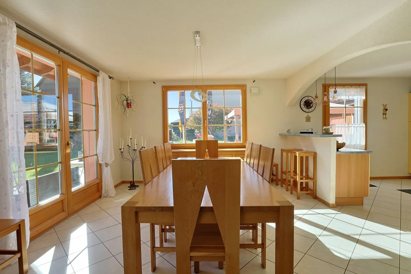 Villa with 5.5 rooms on a very large plot with extensions - Photo 5 of 12