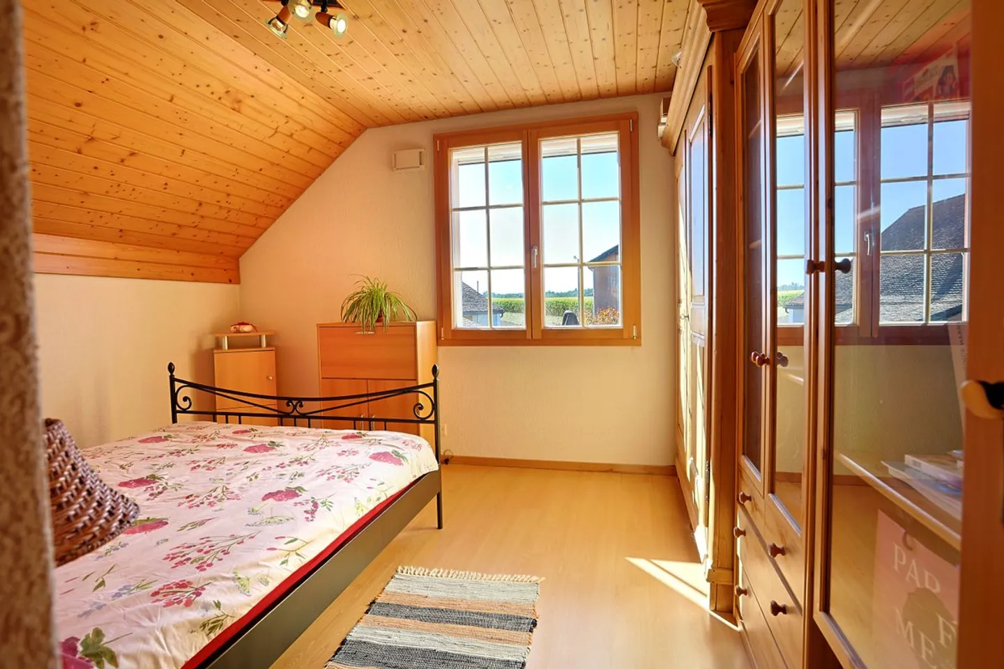 Villa with 5.5 rooms on a very large plot with extensions - Photo 8 of 12