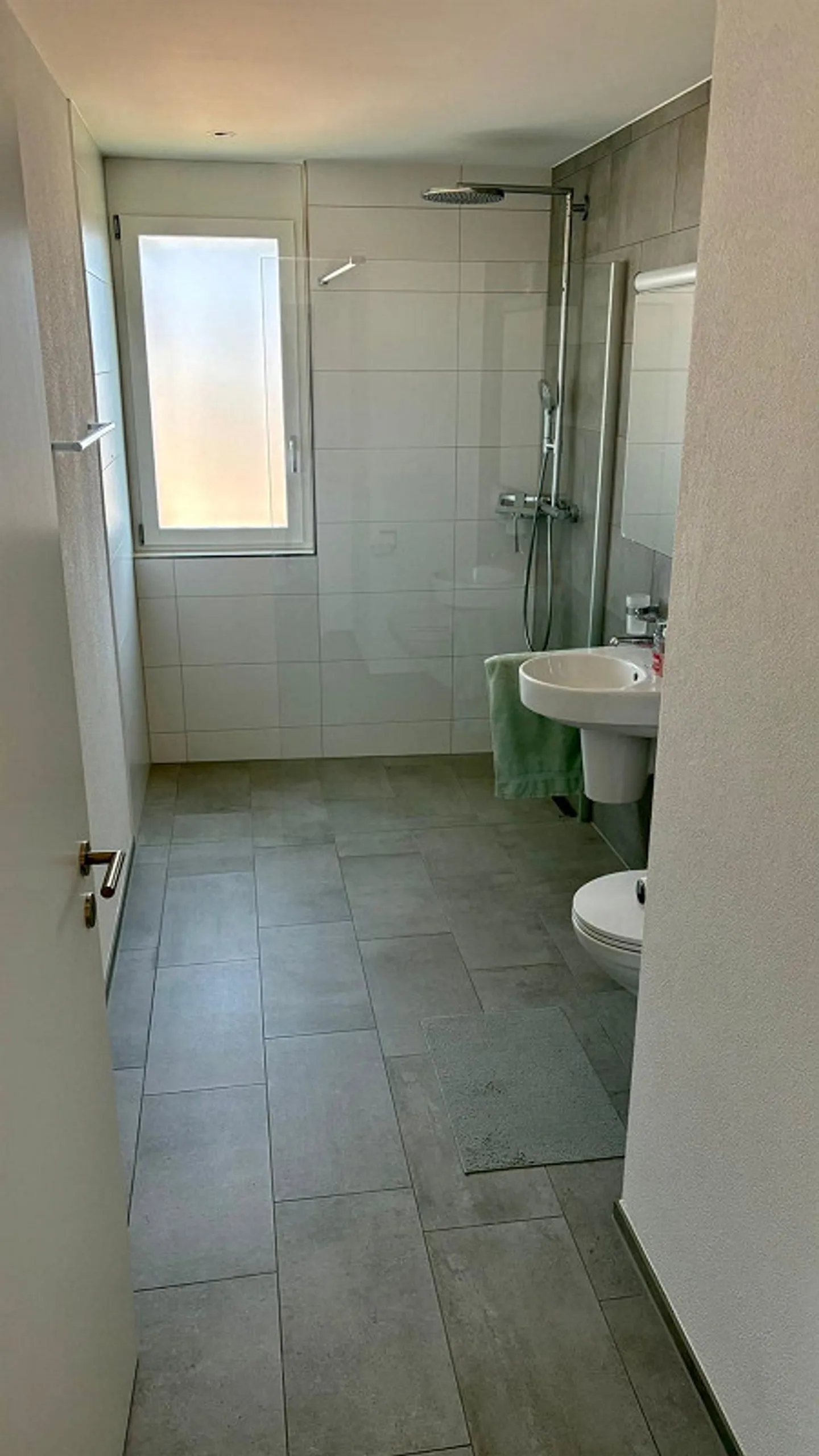 Appartement moderne de 4,5 pièces avec vue sur le lac et grand balcon - Photo 9 sur 14