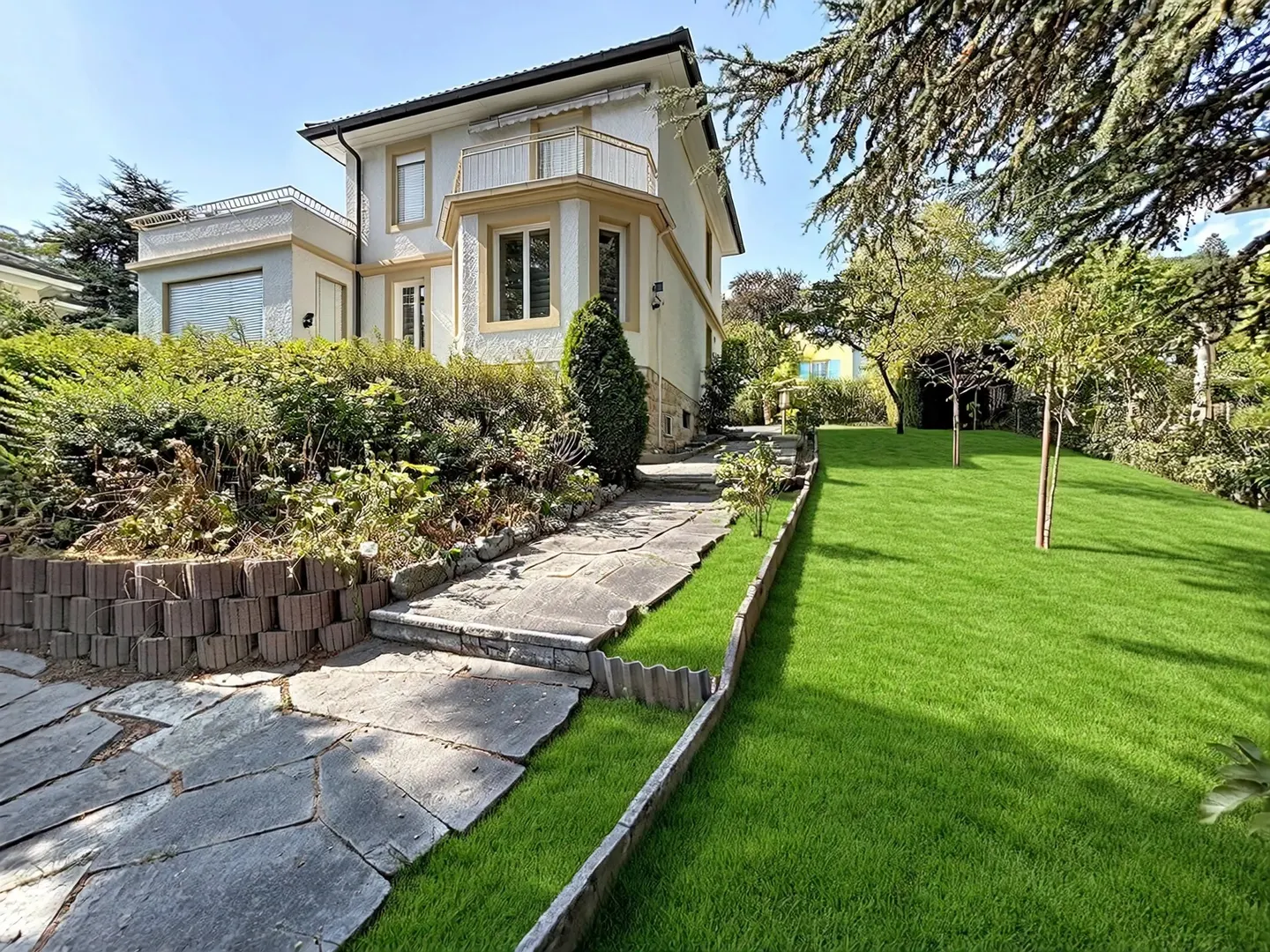 Spacious Detached House with Lake View - Photo 3 of 16