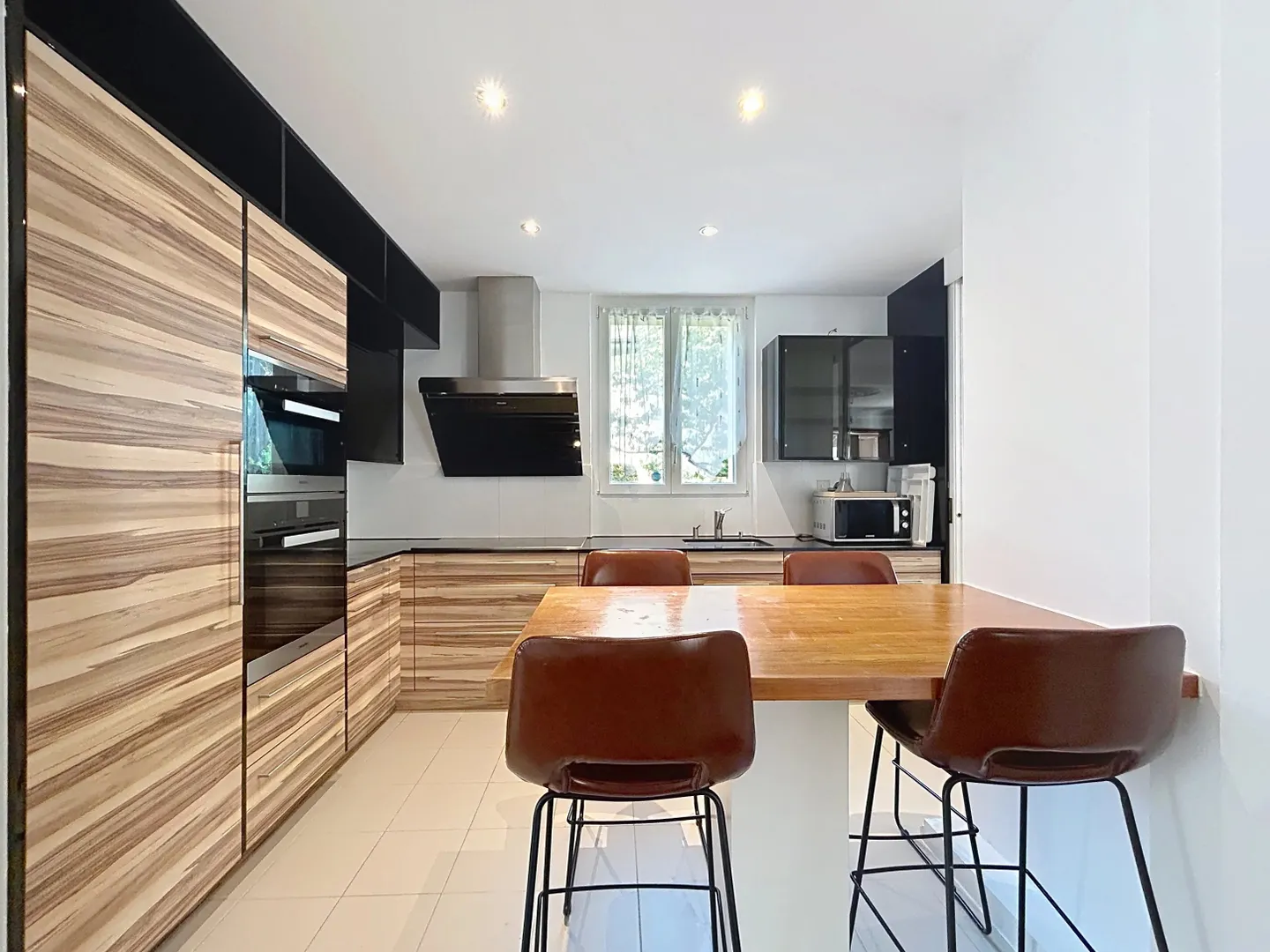 Spacious Detached House with Lake View - Photo 13 of 16