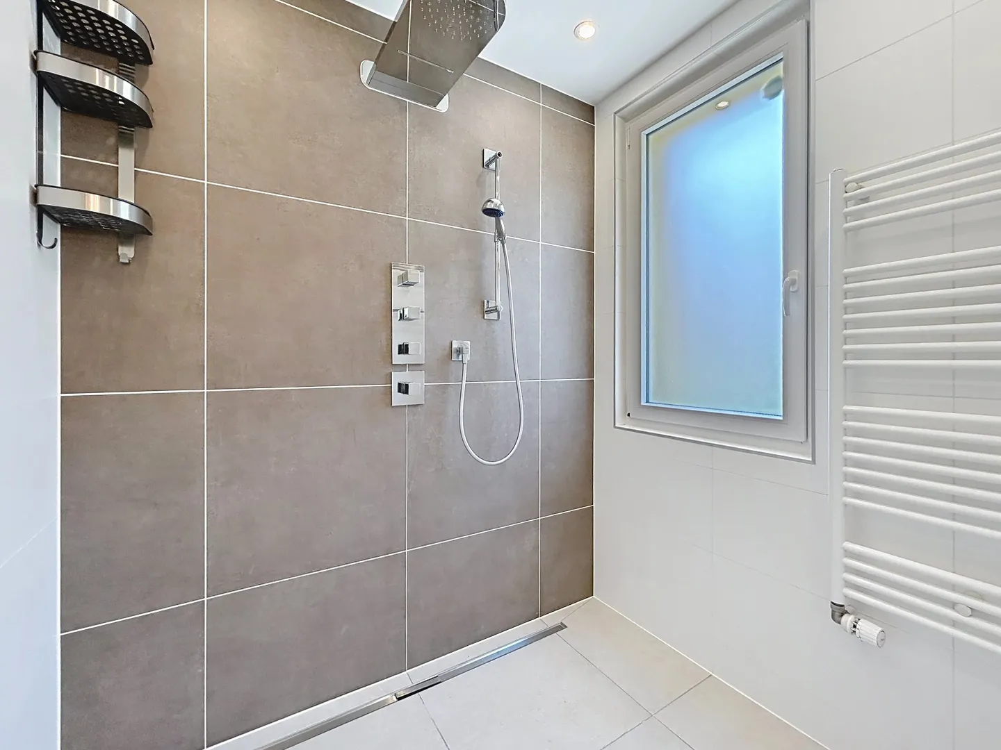 Spacious Detached House with Lake View - Photo 15 of 16