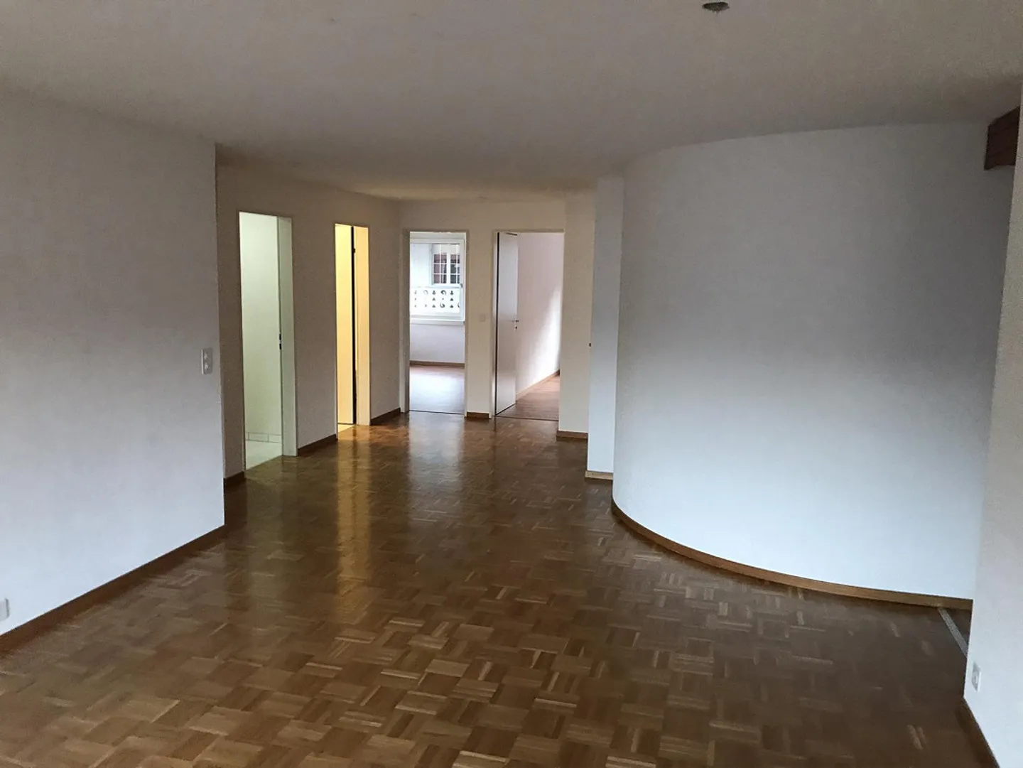 Grosse 6.5 Zimmerwohnung in super Zustand mit 2 Balkonen - Foto 1 von 25