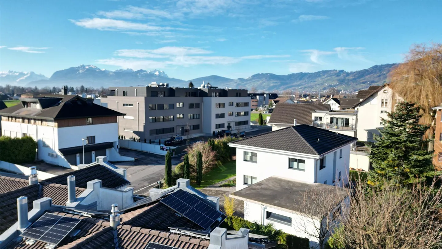 Vista panoramica da un appartamento attico di 4,5 stanze con terrazza sul tetto - Foto 2 di 6