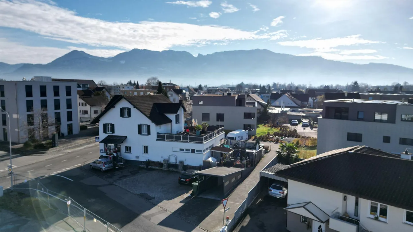 Vista panoramica da un appartamento attico di 4,5 stanze con terrazza sul tetto - Foto 5 di 6
