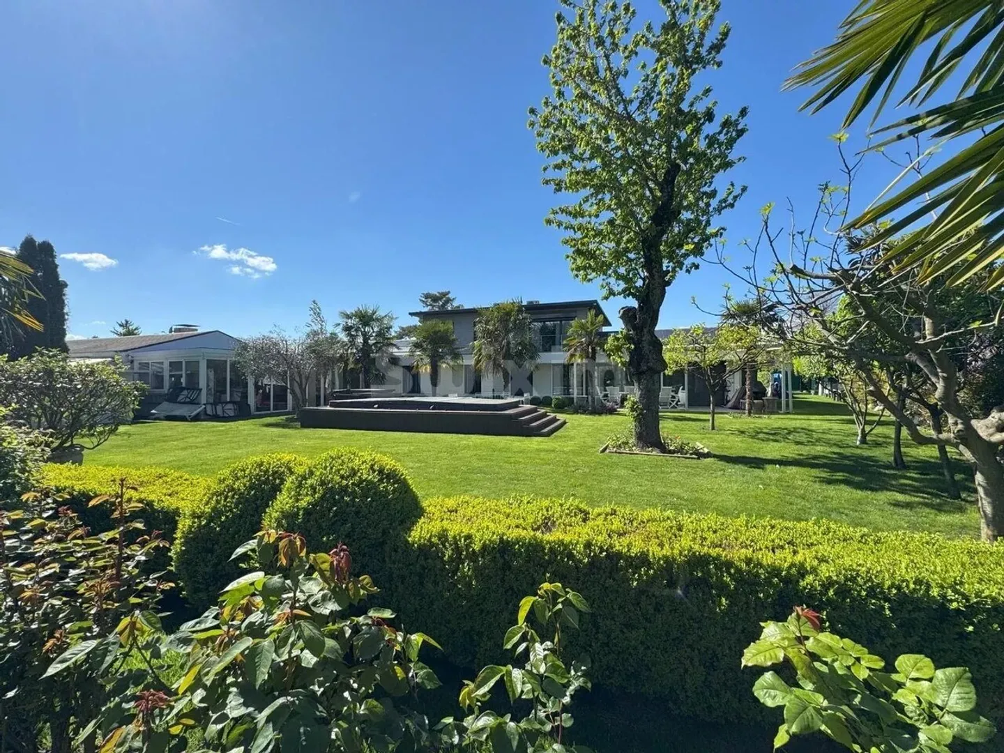 Elegant high-end villa with garden and swimming pool - Photo 3 of 3