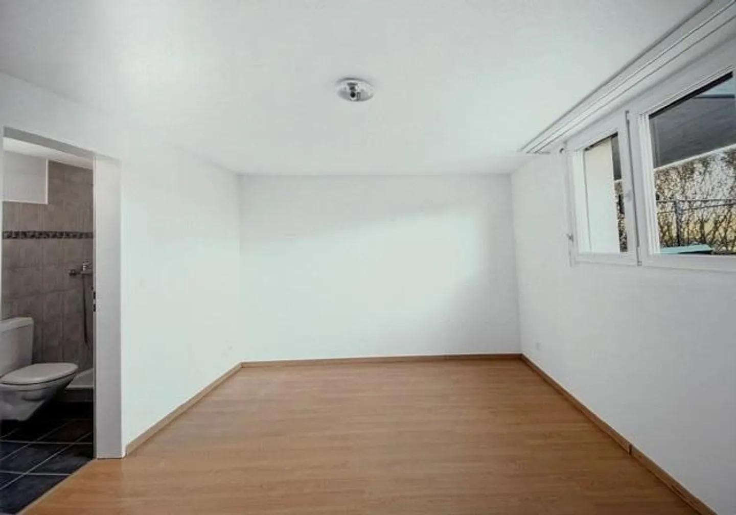 Charmante maison jumelée de 6,5 pièces dans un endroit calme à Buttikon SZ - Photo 4 sur 11