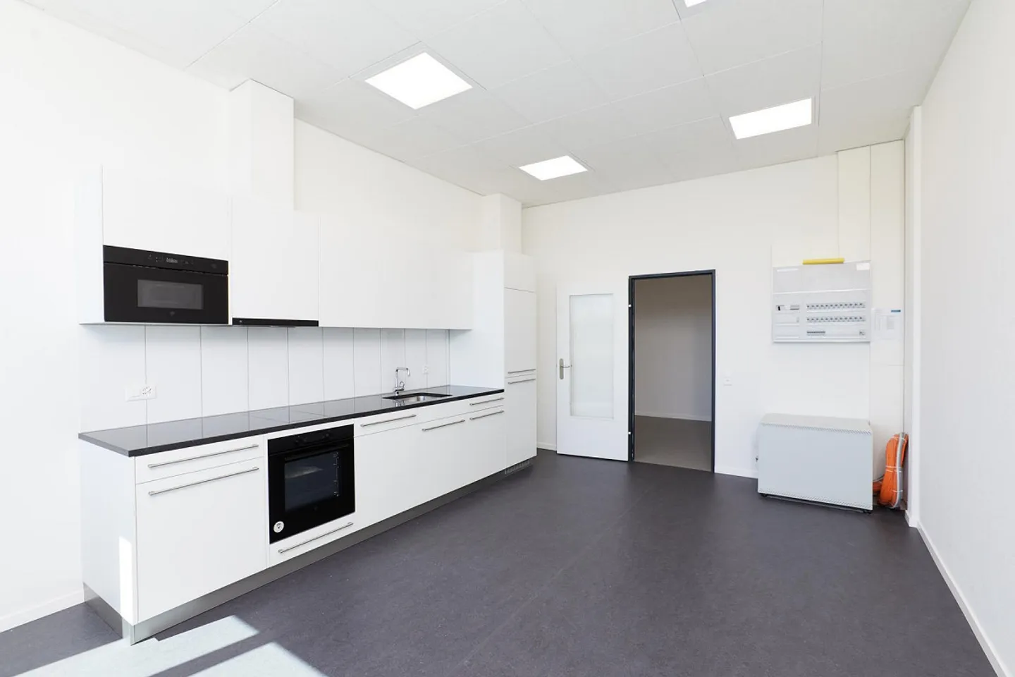 Modern, bright office space in a good location in Allschwil - Photo 9 of 10