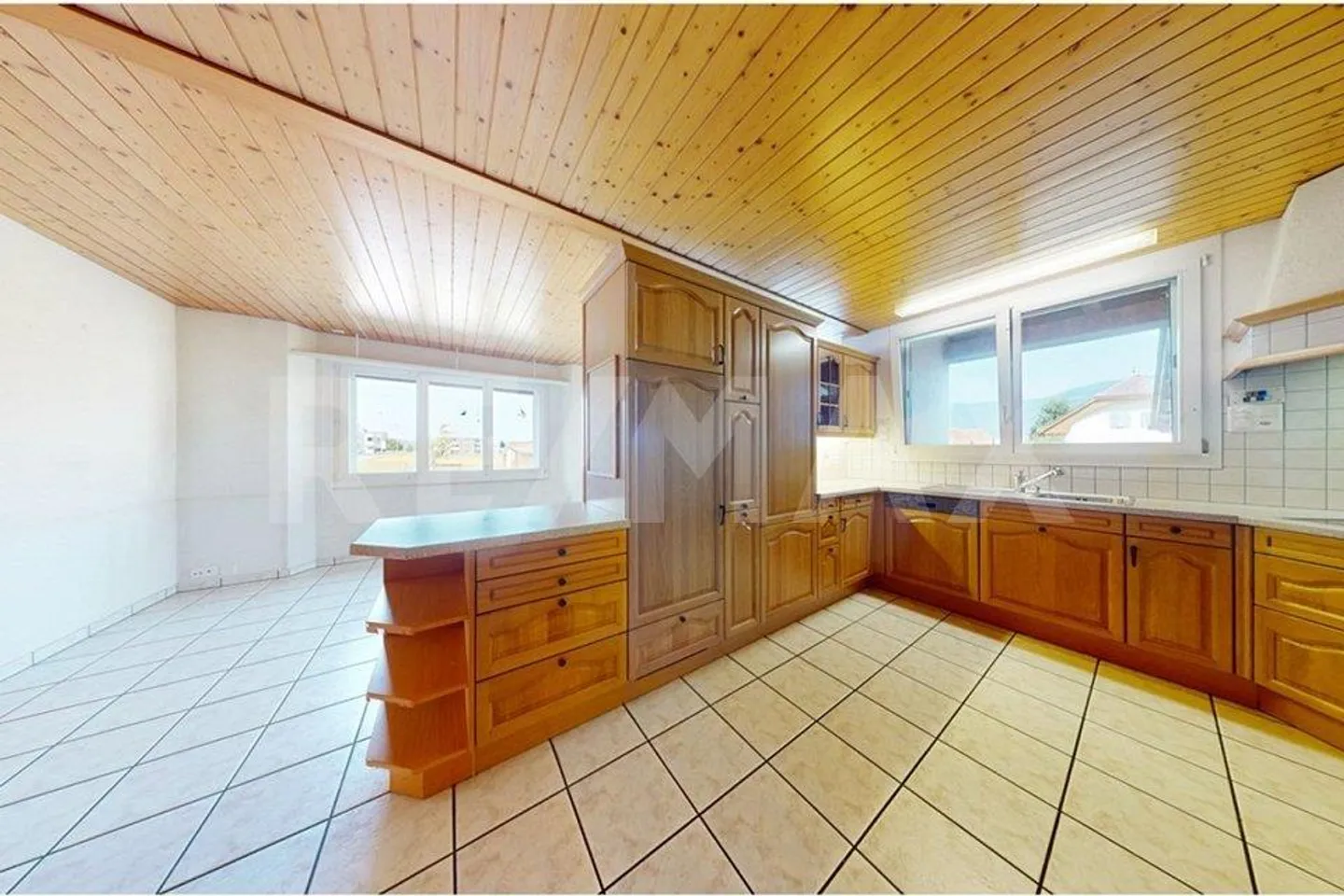 Detached House with Two Residential Units - Photo 7 of 13