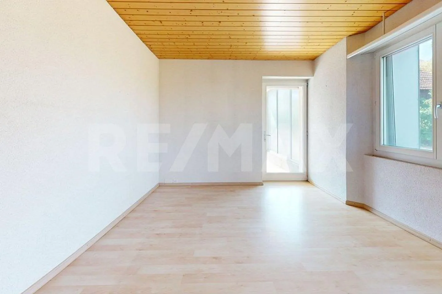 Detached House with Two Residential Units - Photo 10 of 13
