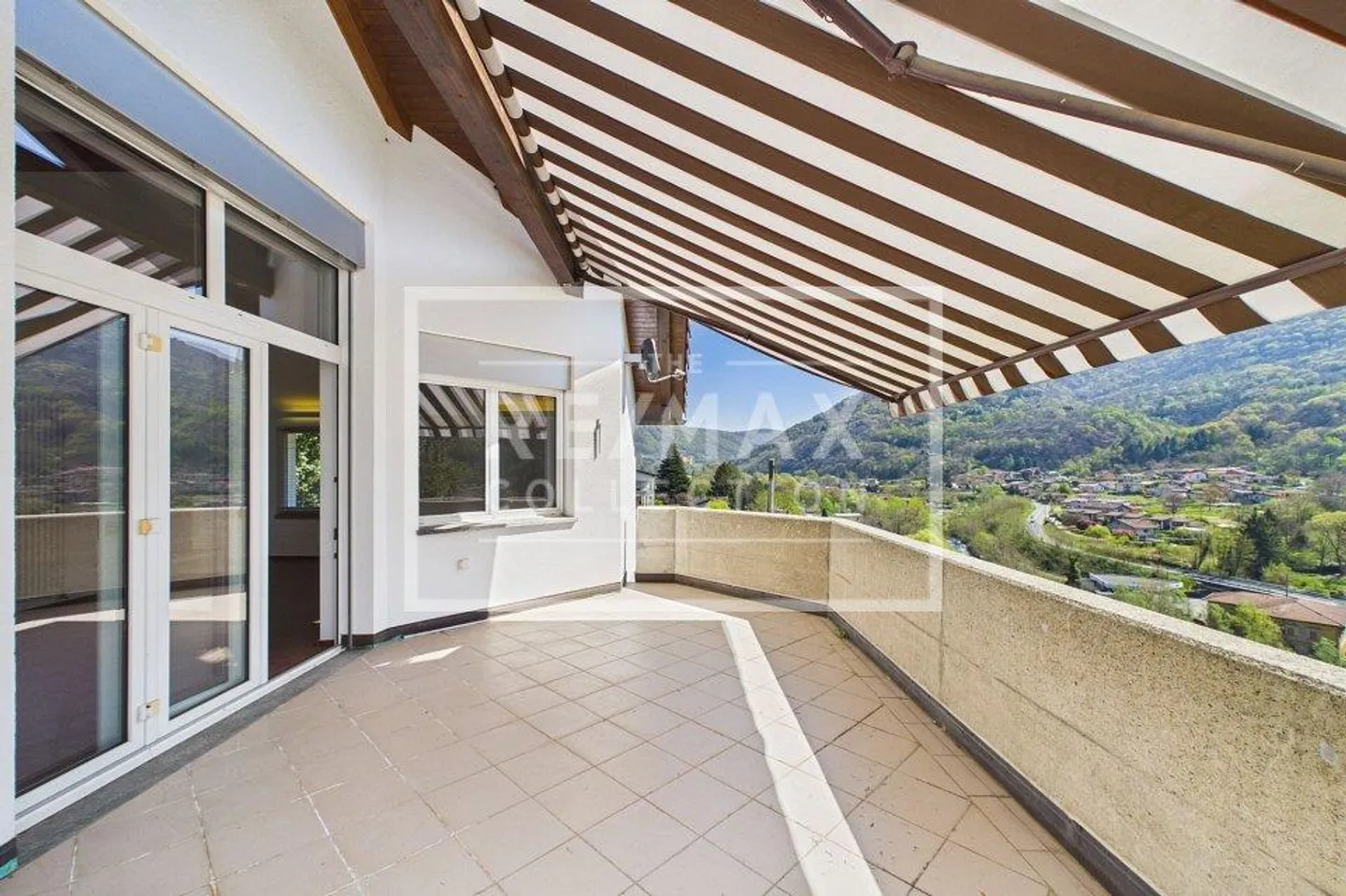 Casa con grande terreno edificabile in posizione soleggiata - Foto 1 di 13